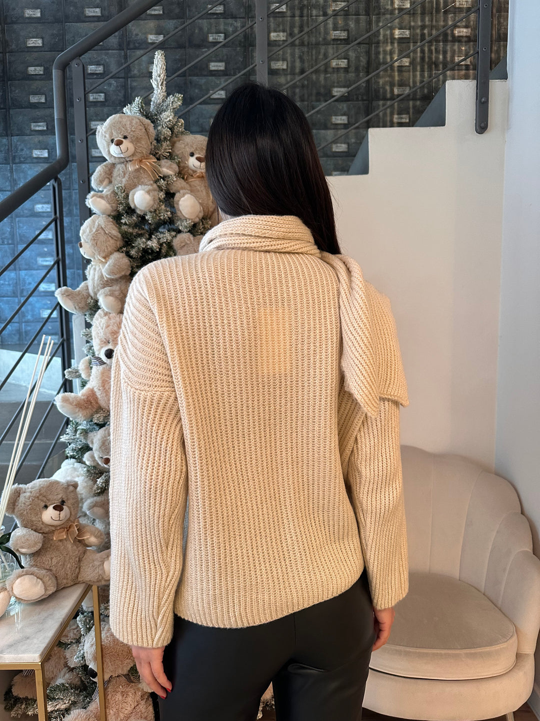 MAGLIONE CON SCIARPA