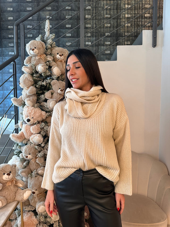 MAGLIONE CON SCIARPA