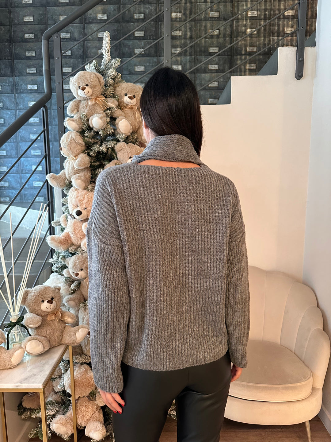 MAGLIONE CON SCIARPA